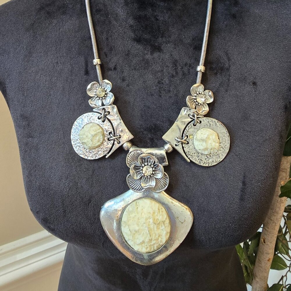 Vtg Womens Fashion Metal Flower Crystal Beaded Silver Tone Pendant Necklace